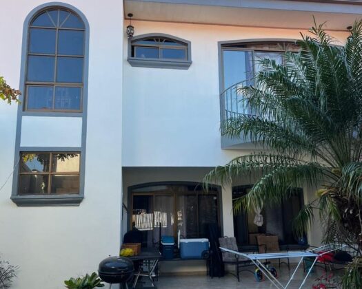 Casa de dos plantas en Urbanización Lisboa, Pacto del Jocote, Alajuela – Amplia cochera y excelente ubicación