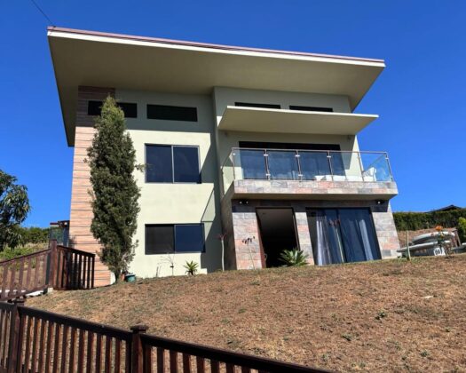 Alquiler Casa moderna de 4 habitaciones en condominio con piscina y seguridad 24/7 en Grecia, Alajuela